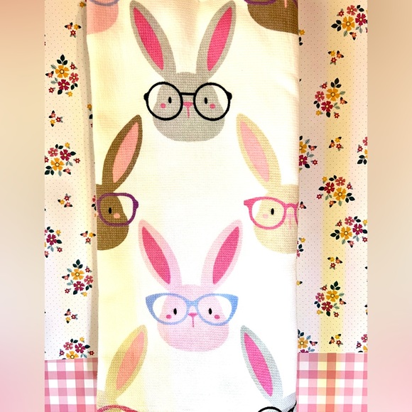 Set of 2 Easter Bunnies in Eyeglasses Kitchen Towels Springtime Smart Bunny - Picture 5 of 6